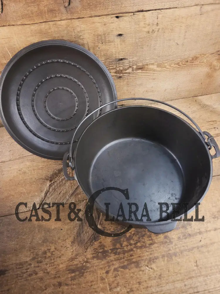 Large 1930’s Wagner Ware #9 Cast Iron Dutch Oven 1259 with Sawtooth lid! Unique pattern shift on lid Dutch Ovens