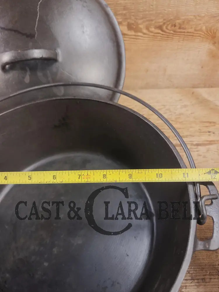 Large 1930’s Wagner Ware #9 Cast Iron Dutch Oven 1259 with Sawtooth lid! Unique pattern shift on lid Dutch Ovens