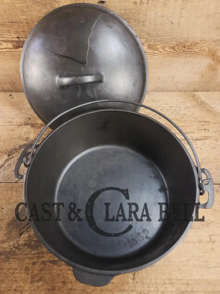 Large 1930’s Wagner Ware #9 Cast Iron Dutch Oven 1259 with Sawtooth lid! Unique pattern shift on lid Dutch Ovens