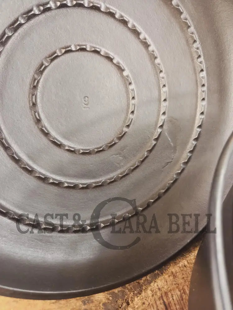 Large 1930βs Wagner Ware #9 Cast Iron Dutch Oven 1259 with Sawtooth lid! Unique pattern shift on lid Dutch Ovens