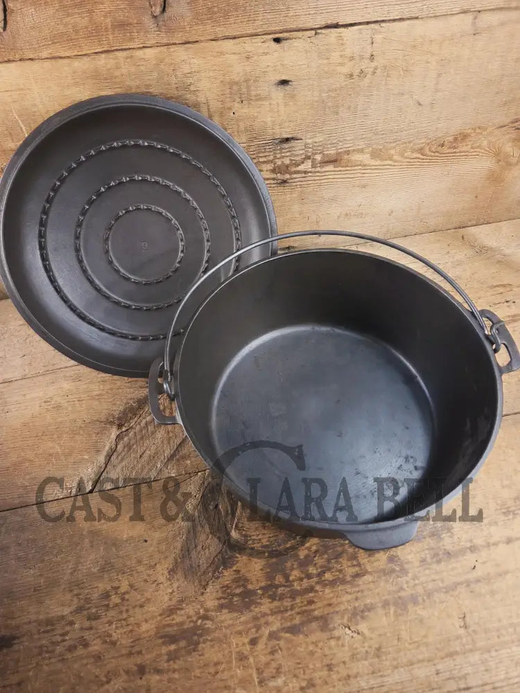 Large 1930βs Wagner Ware #9 Cast Iron Dutch Oven 1259 with Sawtooth lid! Unique pattern shift on lid Dutch Ovens