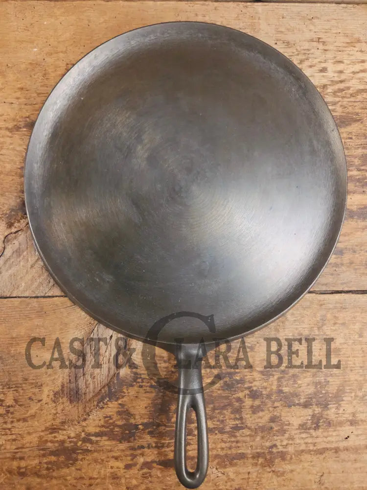 Largest of the handled griddles. 1930’s Era Wagner Ware #10 Cast Iron Round Griddle 1110 Makes great Grilled Cheese!