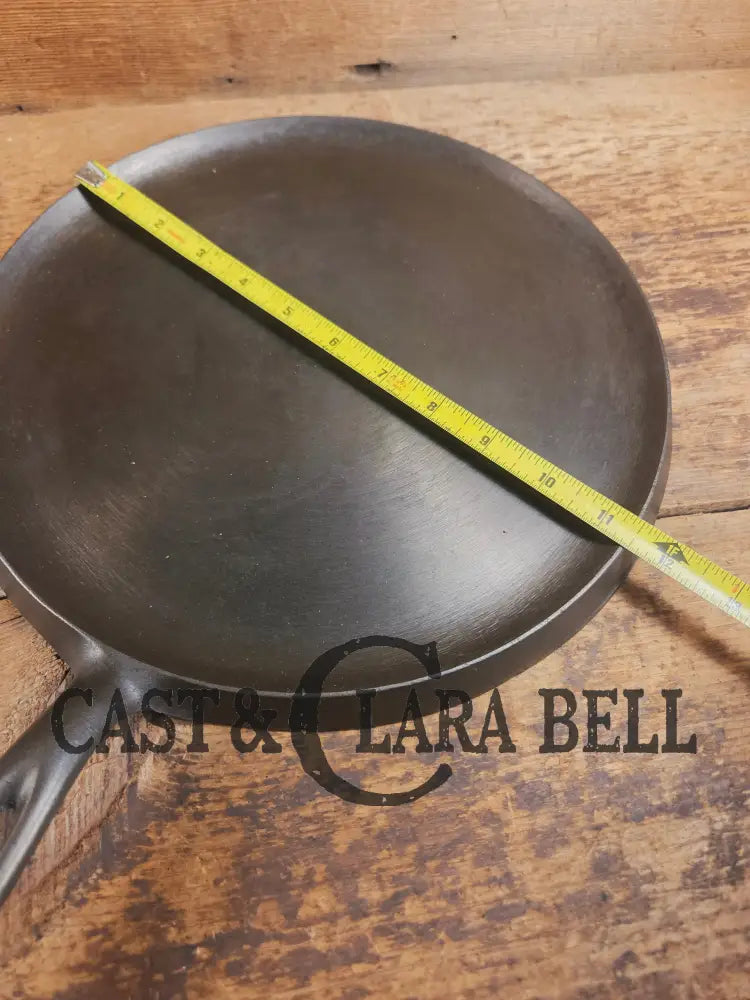 Largest of the handled griddles. 1930’s Era Wagner Ware #10 Cast Iron Round Griddle 1110 Makes great Grilled Cheese!