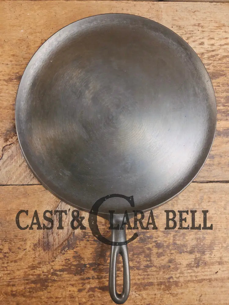 Largest of the handled griddles. 1930’s Era Wagner Ware #10 Cast Iron Round Griddle 1110 Makes great Grilled Cheese!