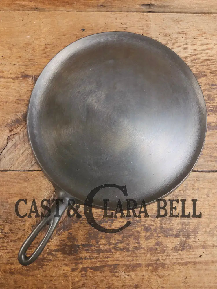 Largest of the handled griddles. 1930’s Era Wagner Ware #10 Cast Iron Round Griddle 1110 Makes great Grilled Cheese!