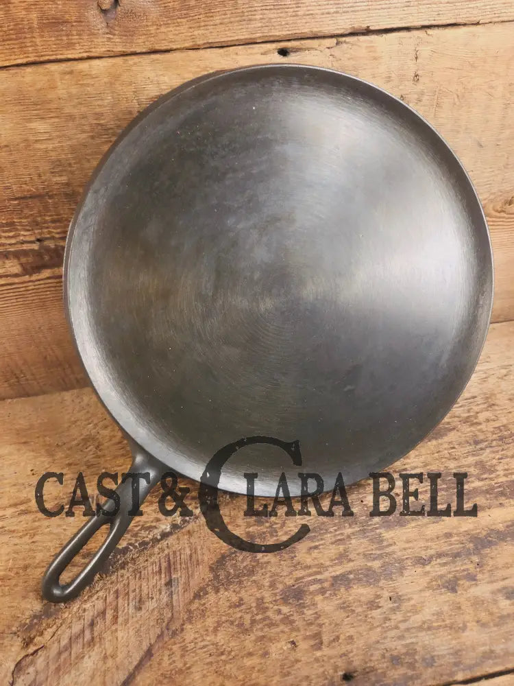 Largest of the handled griddles. 1930’s Era Wagner Ware #10 Cast Iron Round Griddle 1110 Makes great Grilled Cheese!