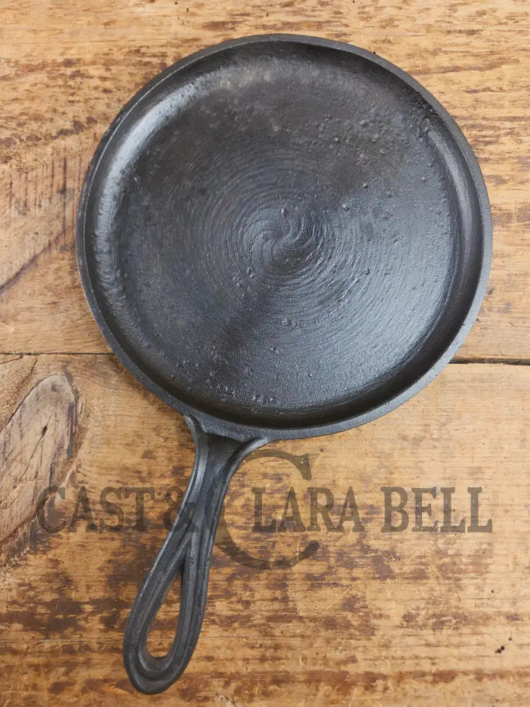 Late 1800’s Antique #6 Round ’Snack’ Griddle with Gate mark and Raised 6 P. Perfect size for one! Griddle