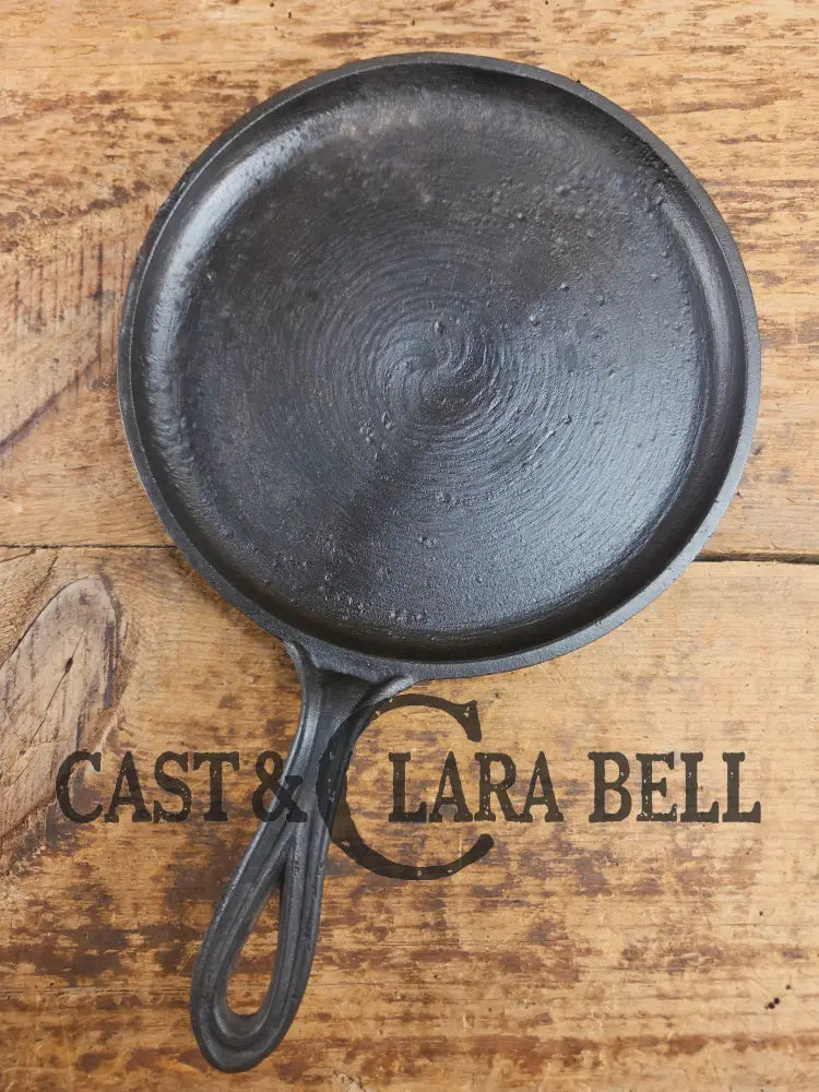 Late 1800โs Antique #6 Round โSnackโ Griddle with Gate mark and Raised 6 P. Perfect size for one! Griddle