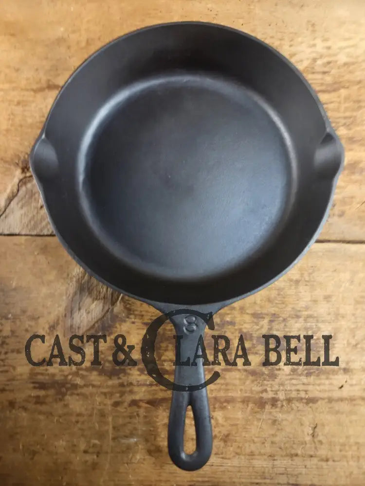 Martin Stove & Range Co. #8 Cast Iron Skillet with ’Hamburger’ Logo. Versatile and elegant Skillet