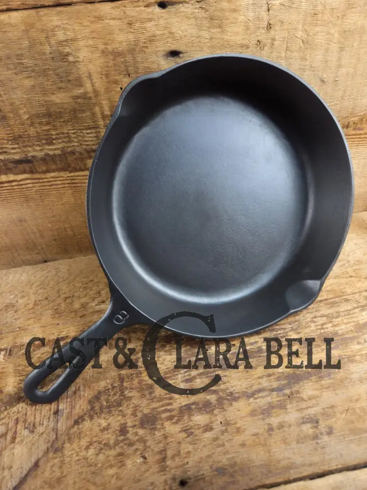 Martin Stove & Range Co. #8 Cast Iron Skillet with ’Hamburger’ Logo. Versatile and elegant Skillet