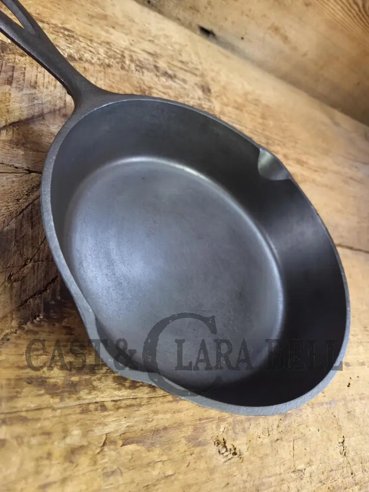 Mid 1900βs Lodge #5 βBlobβ Skillet with 3 Notch Heat Ring. Raised P on the blob. Amazing gift and sautΓ© pan. Skillet