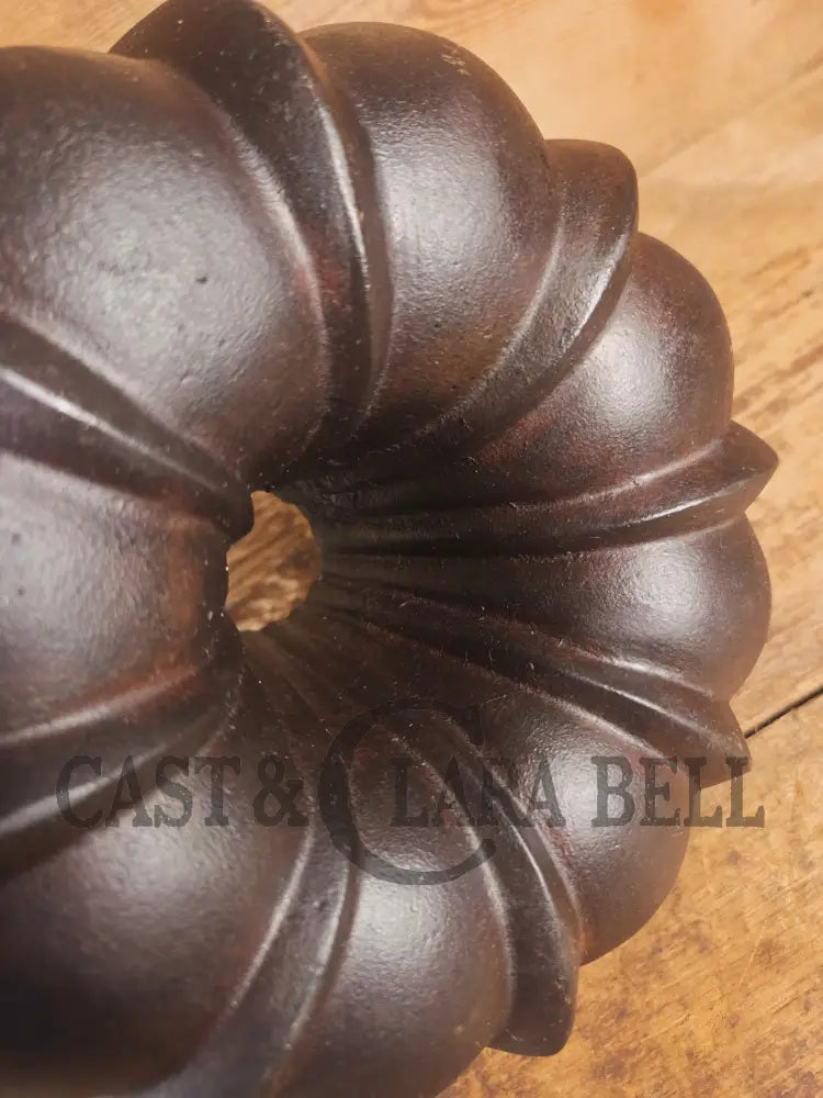 Mid 1900’s Lodge traditional style fluted cake pan - Bakeware
