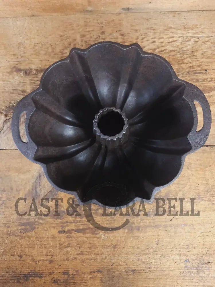 Mid 1900’s Lodge traditional style fluted cake pan - Bakeware