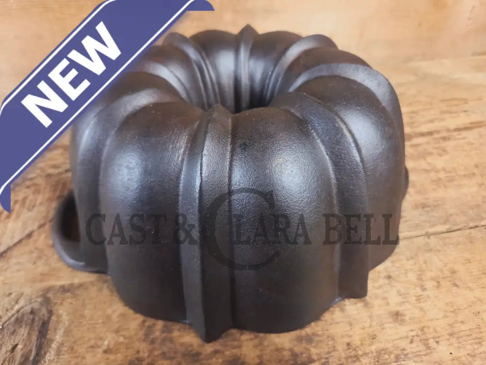 Mid 1900’s Lodge traditional style fluted cake pan - Bakeware