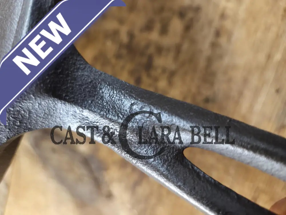 Mid Century Lodge #10 Cast Iron Round Griddle. Great daily user for grilled sandwiches! Wonderful utility griddle (UG)