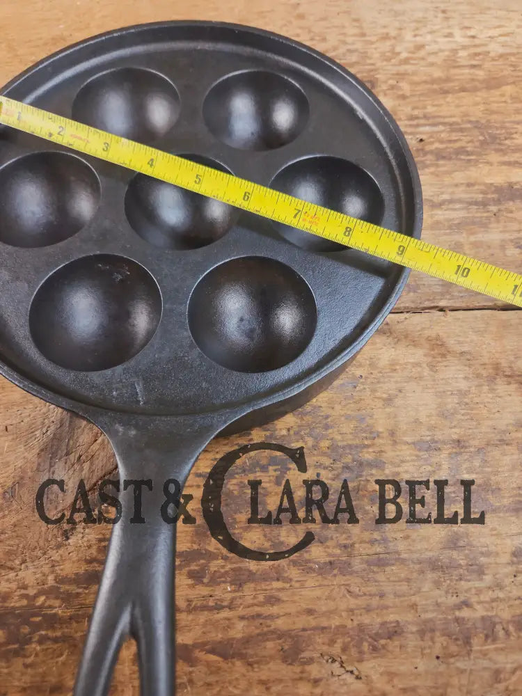 Mint and trending! Beautiful Griswold No. 32 Cast Iron Aebleskiver 962. Awesome poached eggs Skillet