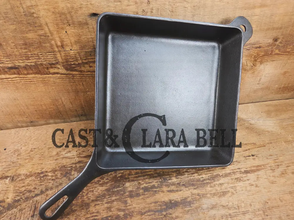 Mint condition 1940’s Griswold No. 768 A Square Utility Skillet. GREAT for cornbread and brownies! Skillet