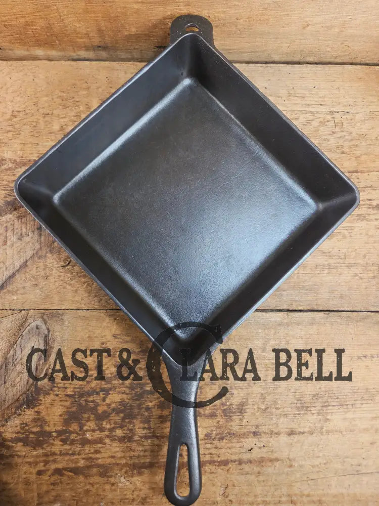 Mint condition 1940’s Griswold No. 768 A Square Utility Skillet. GREAT for cornbread and brownies! Skillet