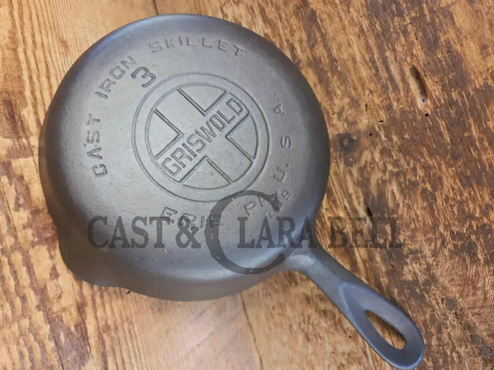 Must have egg skillet! Griswold #3 Skillet with Large Block Logo 709 - Skillet