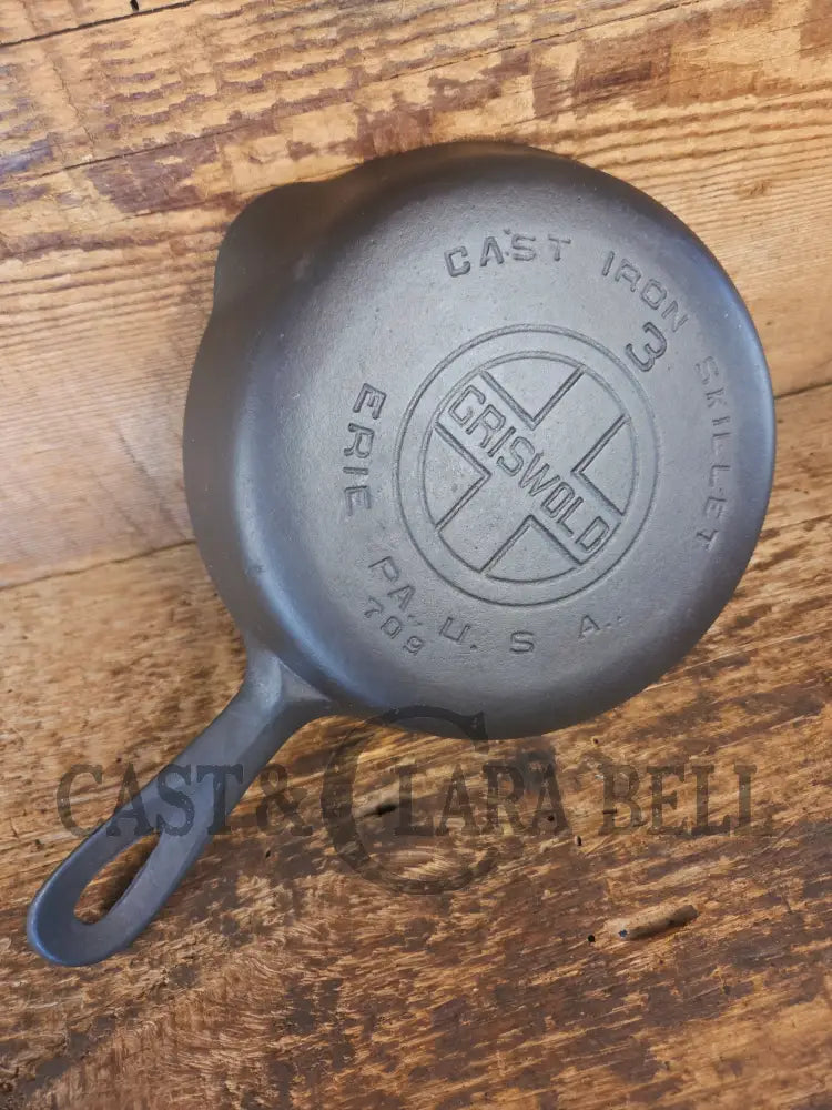 Must have egg skillet! Griswold #3 Skillet with Large Block Logo 709 - Skillet