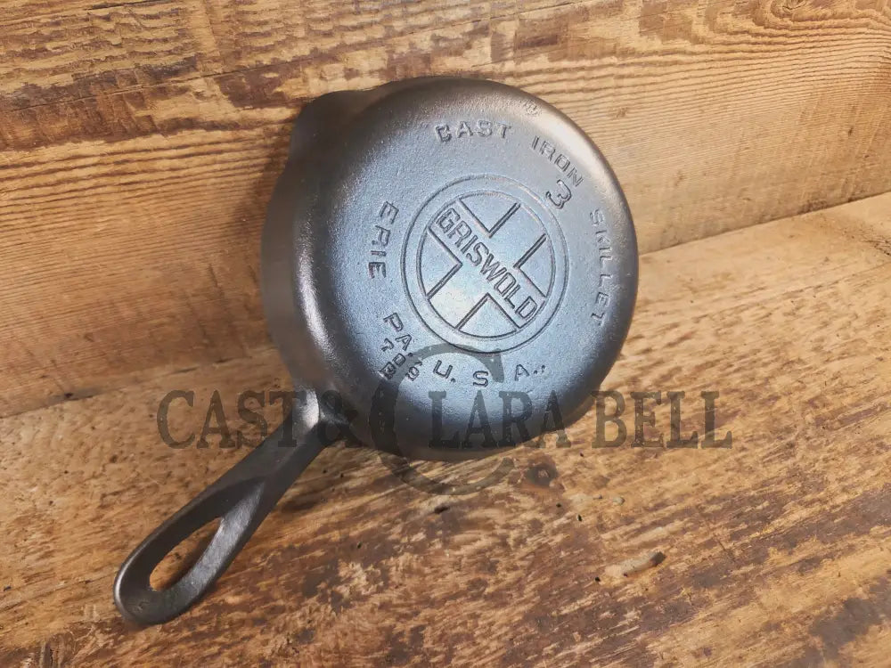 Must have egg skillet! Griswold #3 Skillet with Large Block Logo 709 B - Skillet