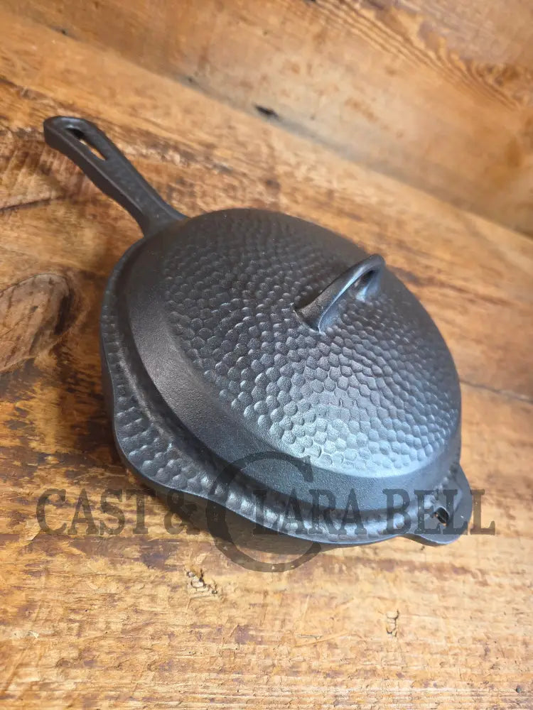 Oh my! Hard to find 1930’s Hammered finish Griswold No. 5 Hinged Cast Iron Skillet with Lid! 2096 / 2015 - Skillet