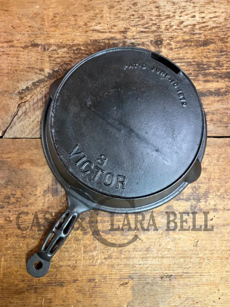Pretty unique piece! Victor Stove Works brand #8 βOdorlessβ deep skillet. Beautiful Skillet