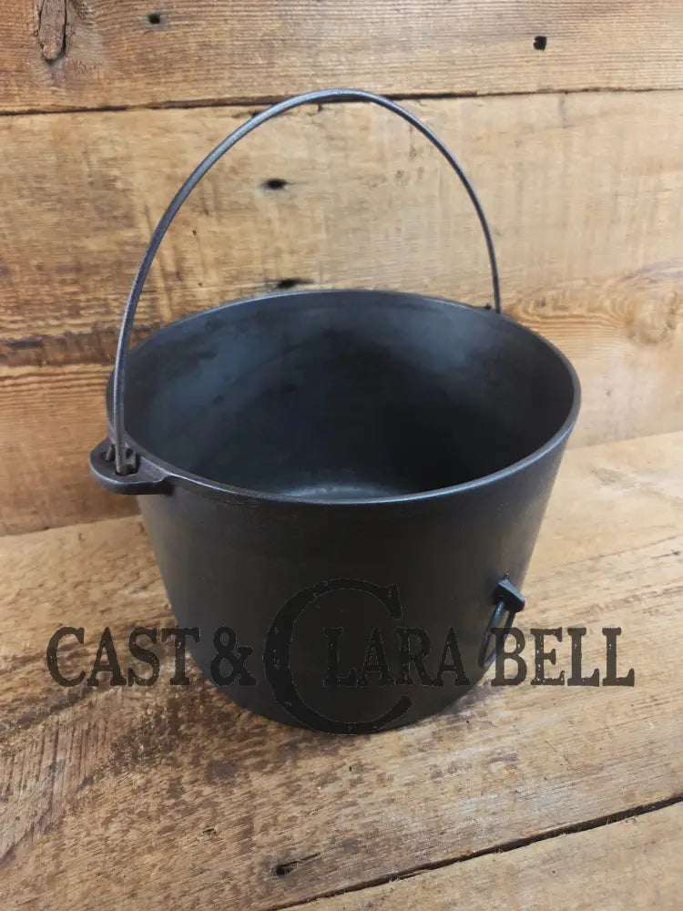 Priced to Sell and not seen often. 1930’s #7 Favorite Piqua flat bottom kettle. PERFECT daily user for soups stews and