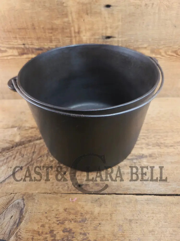 Priced to Sell and not seen often. 1930βs #7 Favorite Piqua flat bottom kettle. PERFECT daily user for soups stews and