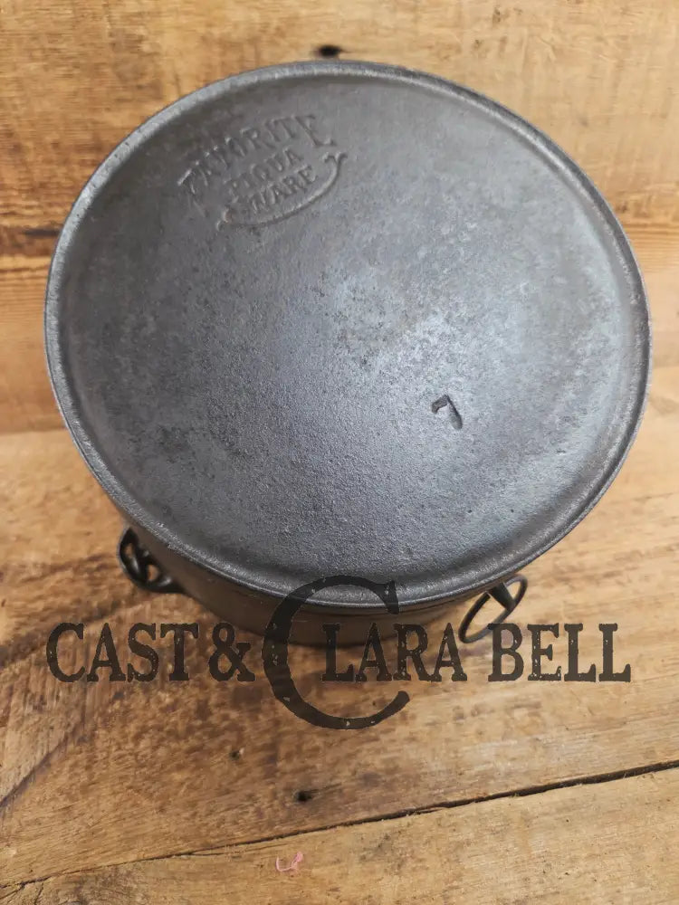 Priced to Sell and not seen often. 1930’s #7 Favorite Piqua flat bottom kettle. PERFECT daily user for soups stews and