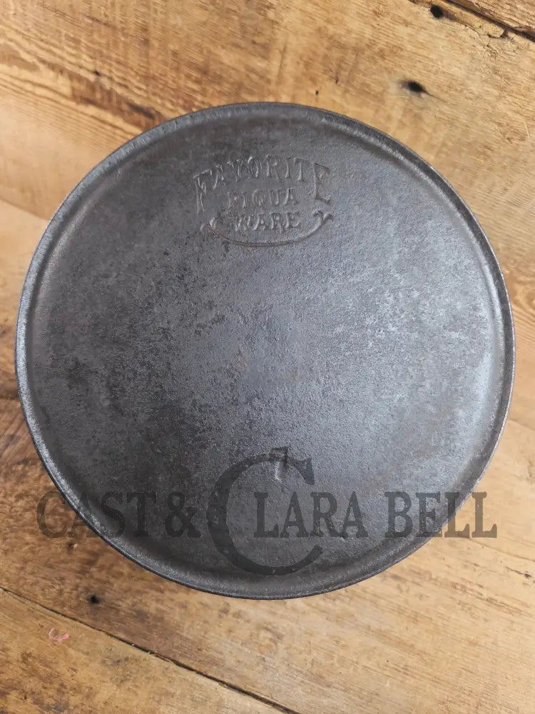 Priced to Sell and not seen often. 1930βs #7 Favorite Piqua flat bottom kettle. PERFECT daily user for soups stews and