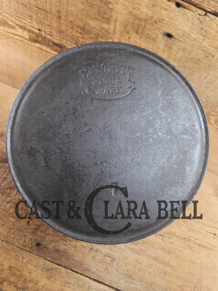 Priced to Sell and not seen often. 1930’s #7 Favorite Piqua flat bottom kettle. PERFECT daily user for soups stews and