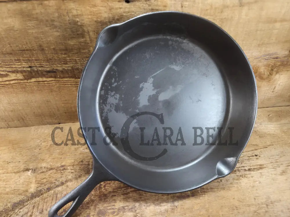 Priced to sell big bacon skillet! Mid 1900βs Lodge #10 Skillet with 3 Notch Heat Ring. Restored and Ready to Use!