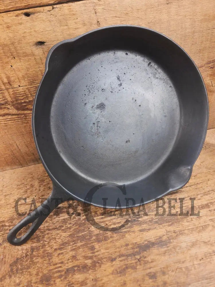 Priced to sell daily workhorse! Early 1900βs Lodge #8 Skillet with 3 Notch Heat Ring. Great first pan! Skillet