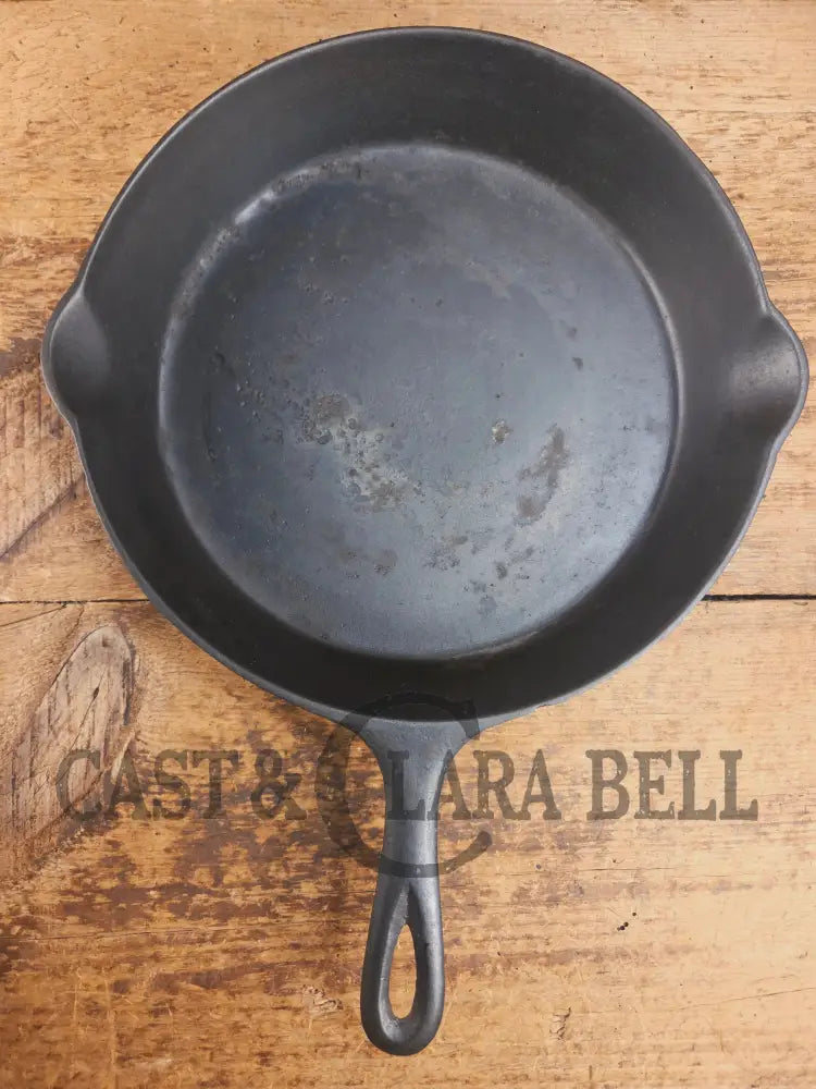 Priced to sell daily workhorse! Early 1900βs Lodge #8 Skillet with 3 Notch Heat Ring. Great first pan! Skillet