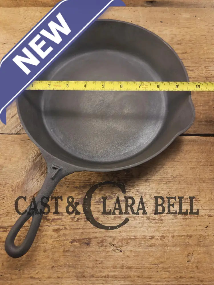 Priced to sell! Early 1900βs βNo Notchβ Lodge #7 Skillet. GREAT first pan or for someone that doesnβt need perfection!