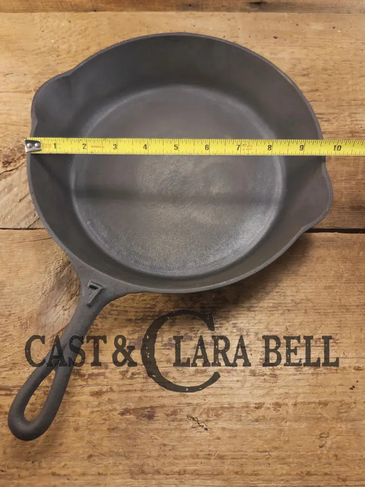 Priced to sell! Early 1900’s ’No Notch’ Lodge #7 Skillet. GREAT first pan or for someone that doesn’t need perfection!