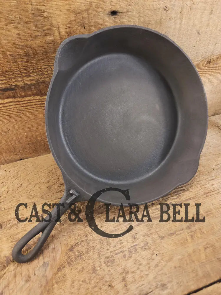 Priced to sell! Early 1900âs âNo Notchâ Lodge #7 Skillet. GREAT first pan or for someone that doesnât need perfection!
