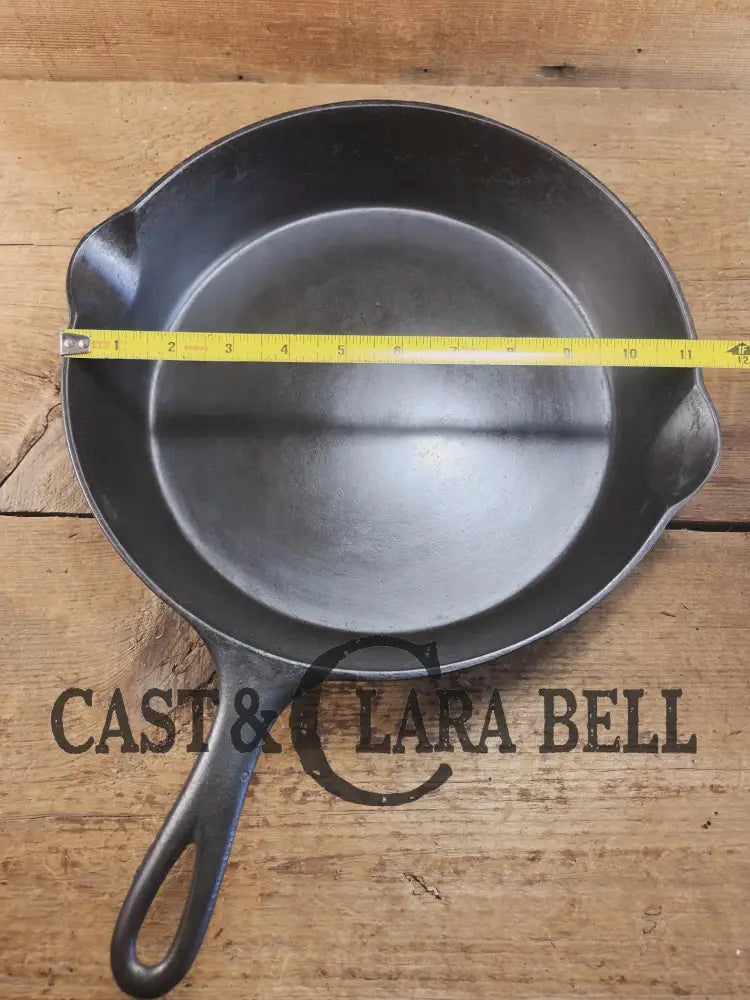 Priced to Sell! Early 1900βs Wagner Sidney #9 Arc Straight logo cast iron skillet. Awesome first pan or daily user!