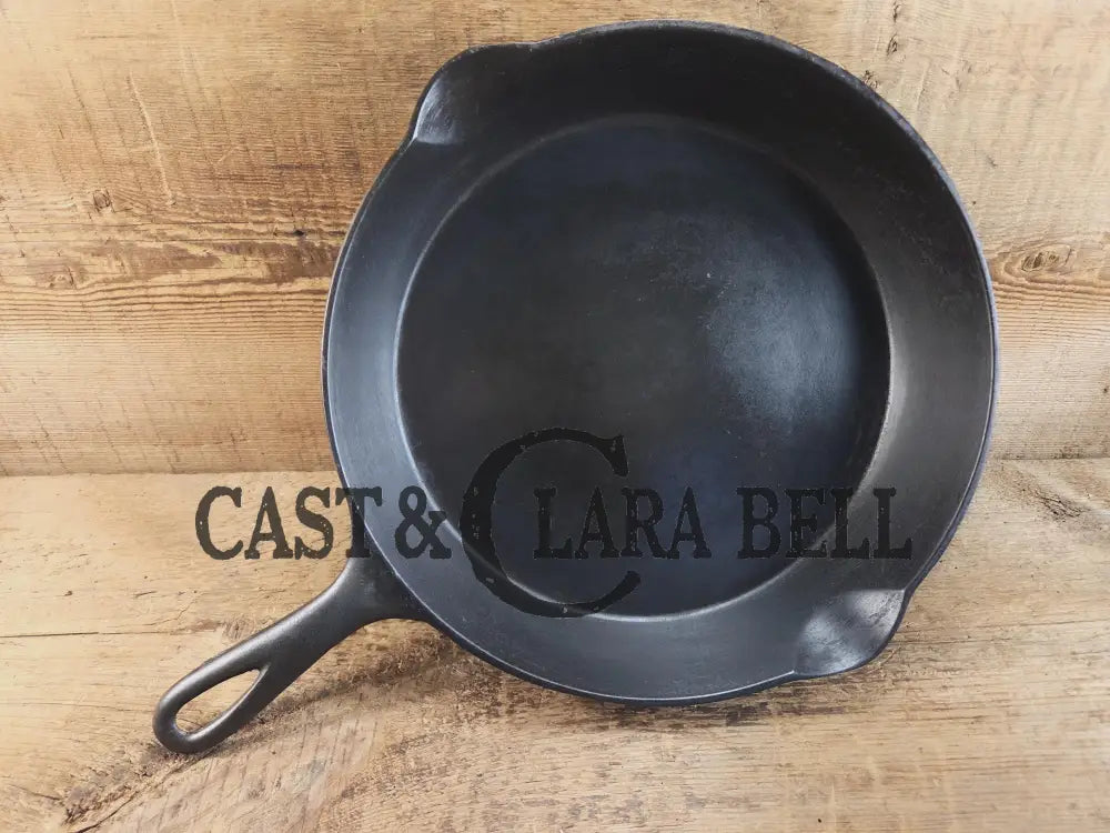 Priced to Sell! Early 1900βs Wagner Sidney #9 Arc Straight logo cast iron skillet. Awesome first pan or daily user!