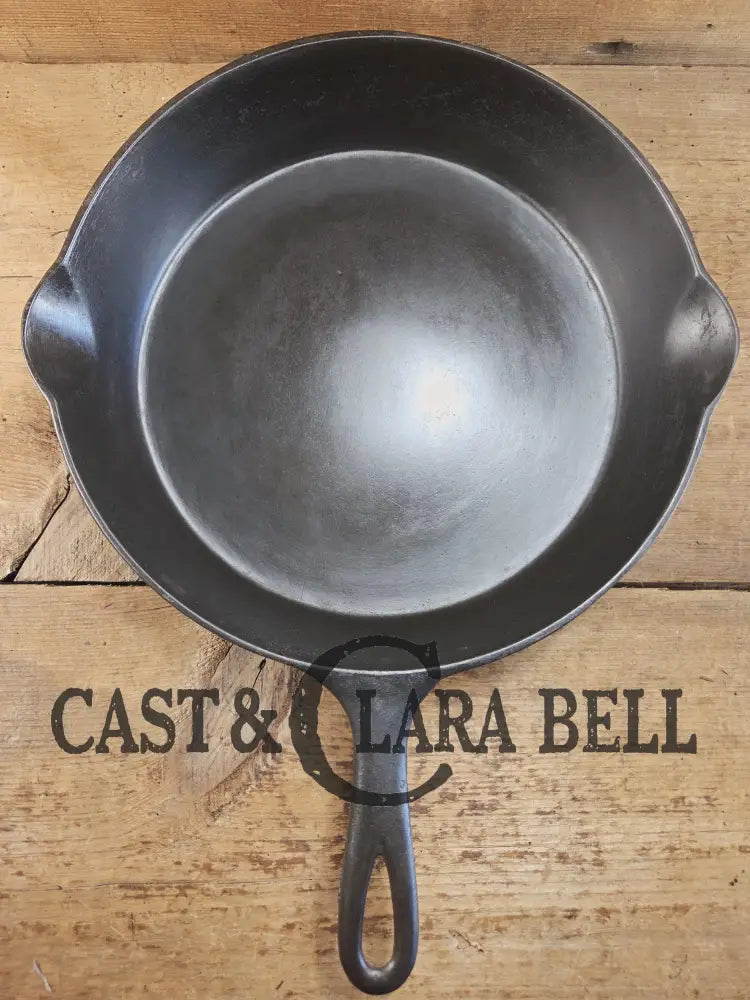 Priced to Sell! Early 1900βs Wagner Sidney #9 Arc Straight logo cast iron skillet. Awesome first pan or daily user!