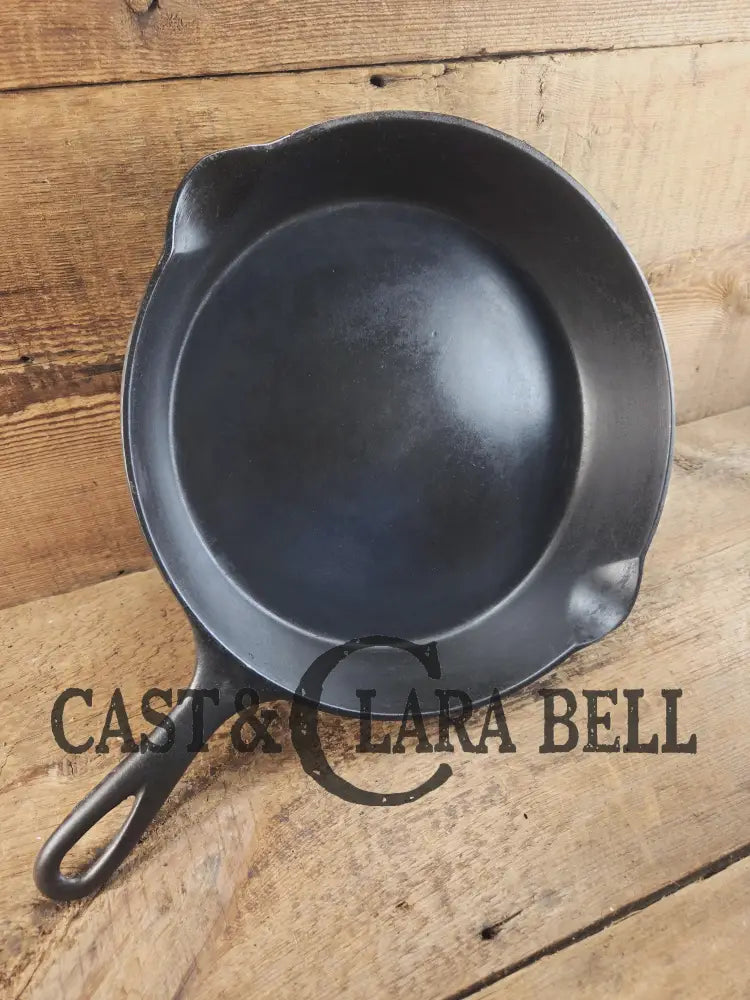 Priced to Sell! Early 1900βs Wagner Sidney #9 Arc Straight logo cast iron skillet. Awesome first pan or daily user!