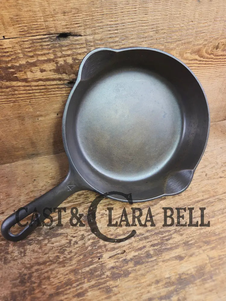 Priced to Sell! Griswold No. 4 Cast Iron Skillet with Small Block Logo Grooved Handle 702 Skillet