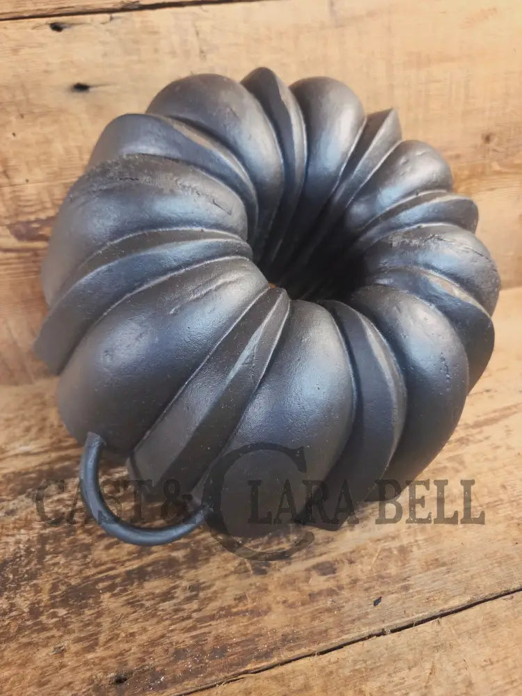 Priced to Sell. ’The Emperor’ traditional style cake pan unknown maker. 31 Cups!! Owner tag on pan. SEE DESCRIPTION