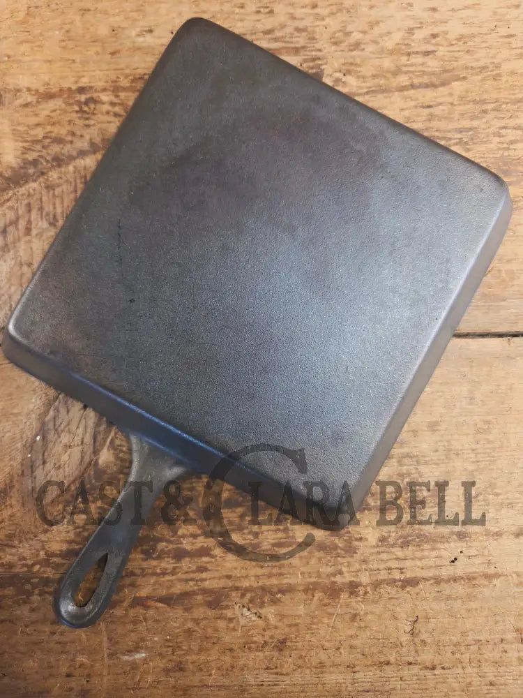 Sleek and elegant early 1900βs Lodge square skillet. Versatile pan for your arsenal! Makes wonderful corbread! - Skillet