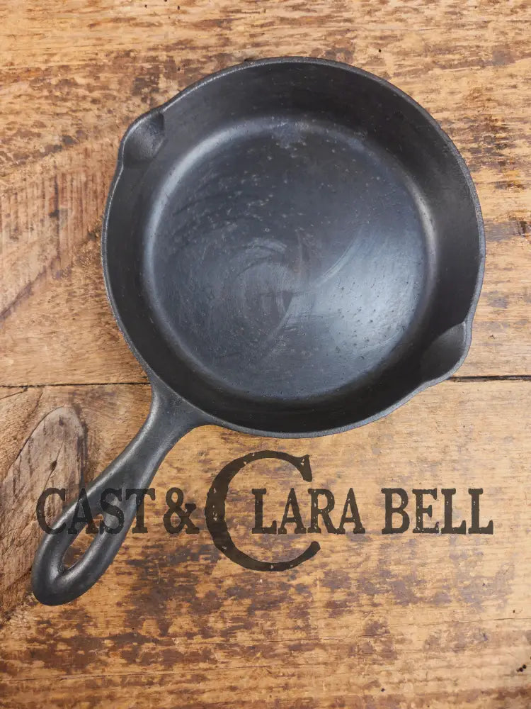 So cool! The hammered Unknown Foundry pointy handle #3 cast iron skillet. Maker Unknown great for sides! Skillet