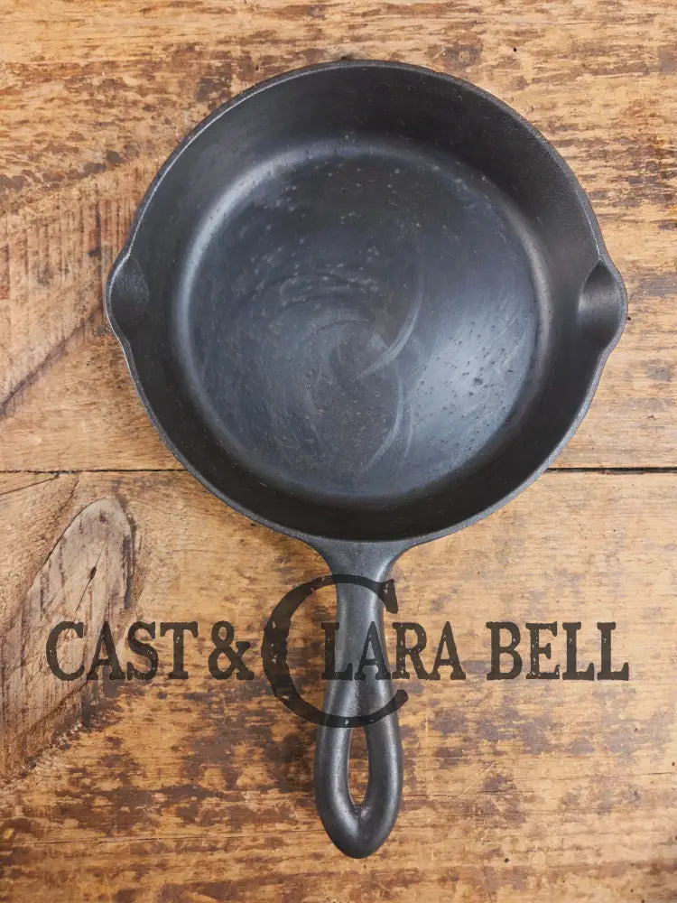 So cool! The hammered Unknown Foundry pointy handle #3 cast iron skillet. Maker Unknown great for sides! Skillet