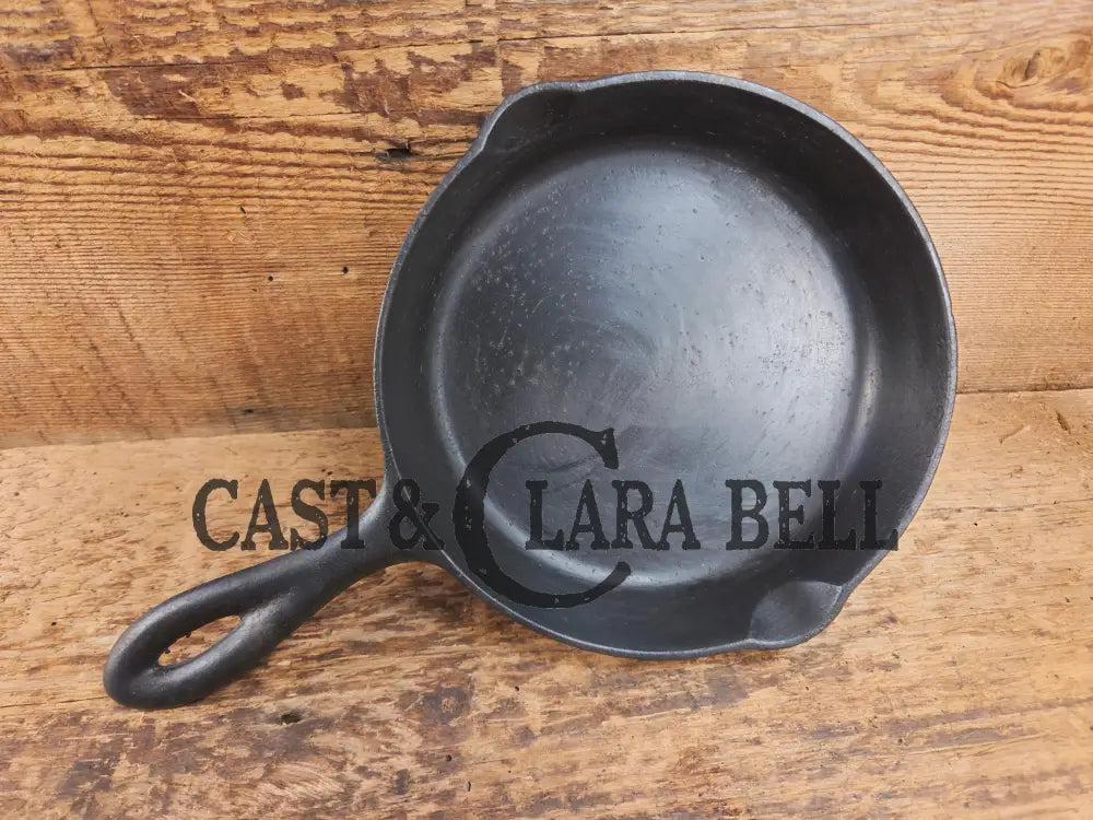 So cool! The hammered Unknown Foundry pointy handle #3 cast iron skillet. Maker Unknown great for sides! Skillet