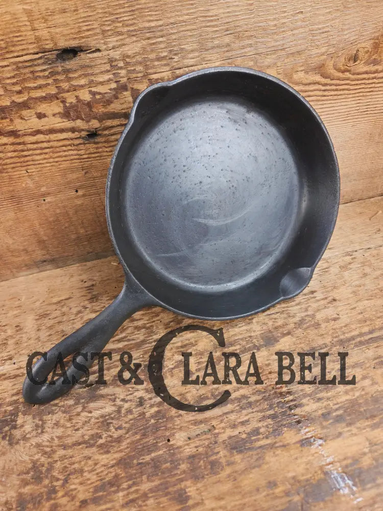 So cool! The hammered Unknown Foundry pointy handle #3 cast iron skillet. Maker Unknown great for sides! Skillet