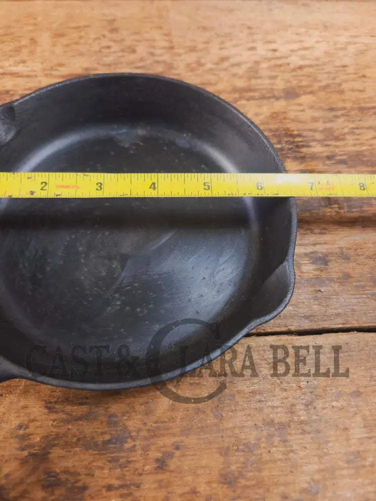 So cool! The hammered Unknown Foundry pointy handle #3 cast iron skillet. Maker Unknown great for sides! Skillet